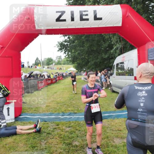 21.06.2025 - 27. Vierlanden-Triathlon MichiJ http://msf.ph/oto/8046663 15.06.2026 14:05:12 Ziel 228, 941 meine-sportfotos.de