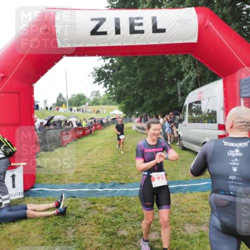21.06.2025 - 27. Vierlanden-Triathlon MichiJ http://msf.ph/oto/8046665 15.06.2026 14:05:12 Ziel 228, 941 meine-sportfotos.de