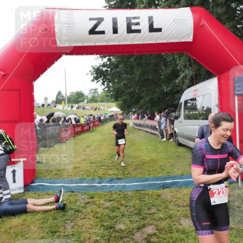 21.06.2025 - 27. Vierlanden-Triathlon MichiJ http://msf.ph/oto/8046667 15.06.2026 14:05:14 Ziel 228, 941 meine-sportfotos.de
