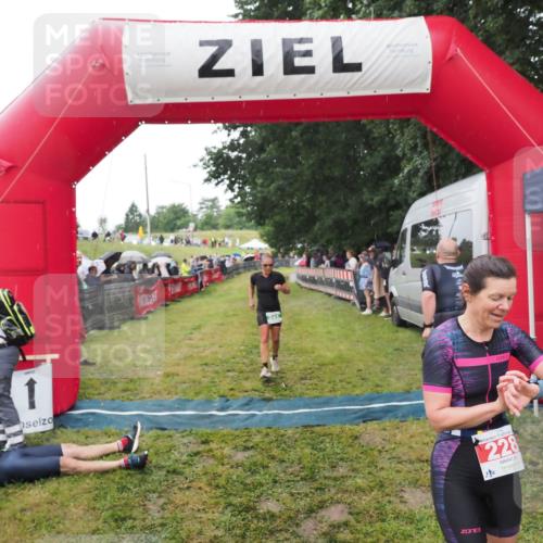 21.06.2025 - 27. Vierlanden-Triathlon MichiJ http://msf.ph/oto/8046671 15.06.2026 14:05:14 Ziel 228, 941 meine-sportfotos.de