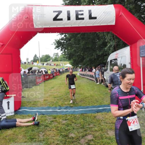 21.06.2025 - 27. Vierlanden-Triathlon MichiJ http://msf.ph/oto/8046673 15.06.2026 14:05:14 Ziel 228, 941 meine-sportfotos.de