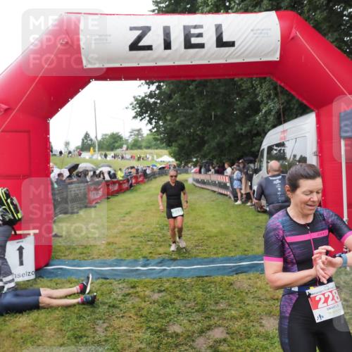 21.06.2025 - 27. Vierlanden-Triathlon MichiJ http://msf.ph/oto/8046676 15.06.2026 14:05:14 Ziel 228, 941 meine-sportfotos.de