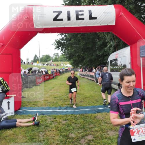 21.06.2025 - 27. Vierlanden-Triathlon MichiJ http://msf.ph/oto/8046678 15.06.2026 14:05:14 Ziel 228, 941 meine-sportfotos.de