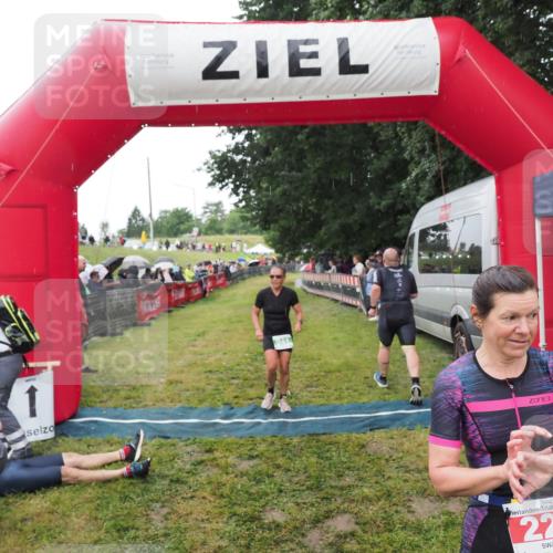 21.06.2025 - 27. Vierlanden-Triathlon MichiJ http://msf.ph/oto/8046680 15.06.2026 14:05:15 Ziel 228, 941 meine-sportfotos.de
