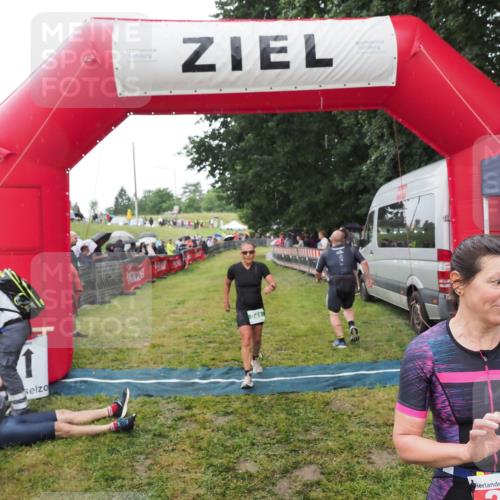 21.06.2025 - 27. Vierlanden-Triathlon MichiJ http://msf.ph/oto/8046685 15.06.2026 14:05:15 Ziel 228, 941 meine-sportfotos.de