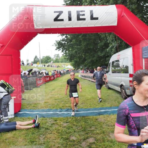 21.06.2025 - 27. Vierlanden-Triathlon MichiJ http://msf.ph/oto/8046687 15.06.2026 14:05:15 Ziel 228, 941 meine-sportfotos.de