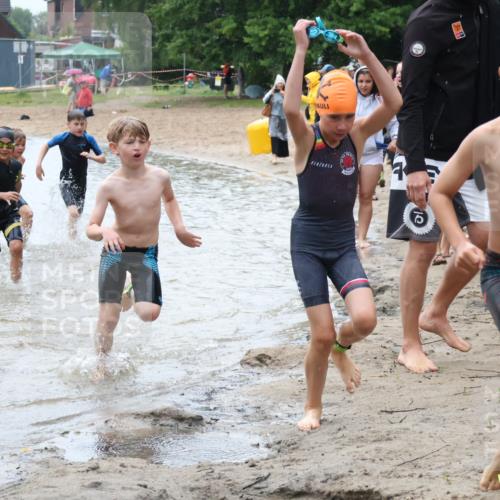 21.06.2025 - 27. Vierlanden-Triathlon Lena Gebhardt http://msf.ph/oto/8046688 15.06.2025 15:01:45 Schwimmen  meine-sportfotos.de