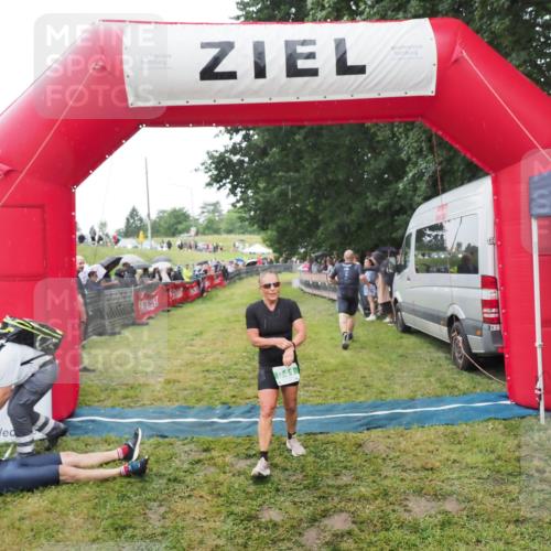 21.06.2025 - 27. Vierlanden-Triathlon MichiJ http://msf.ph/oto/8046695 15.06.2026 14:05:16 Ziel 228, 941 meine-sportfotos.de