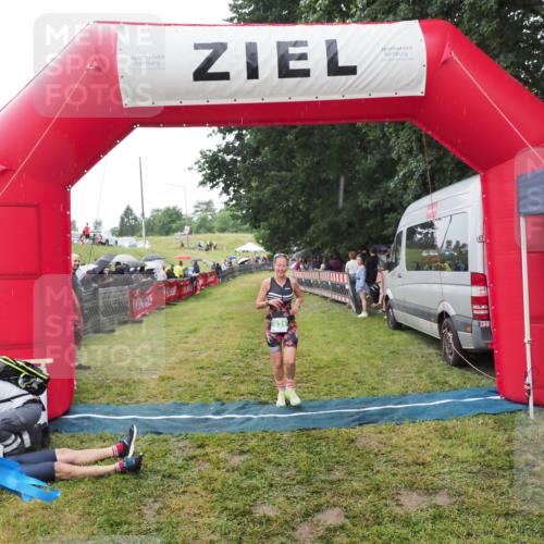 21.06.2025 - 27. Vierlanden-Triathlon MichiJ http://msf.ph/oto/8046704 15.06.2026 14:05:39 Ziel 931 meine-sportfotos.de