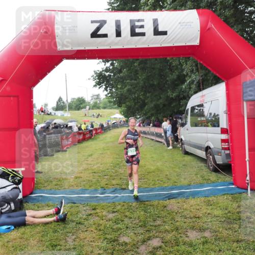 21.06.2025 - 27. Vierlanden-Triathlon MichiJ http://msf.ph/oto/8046706 15.06.2026 14:05:39 Ziel 931 meine-sportfotos.de