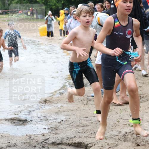 21.06.2025 - 27. Vierlanden-Triathlon Lena Gebhardt http://msf.ph/oto/8046707 15.06.2025 15:01:46 Schwimmen  meine-sportfotos.de