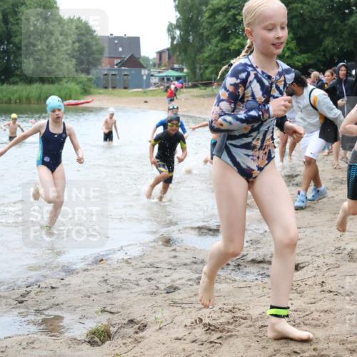 21.06.2025 - 27. Vierlanden-Triathlon Lena Gebhardt http://msf.ph/oto/8046714 15.06.2025 15:01:47 Schwimmen  meine-sportfotos.de