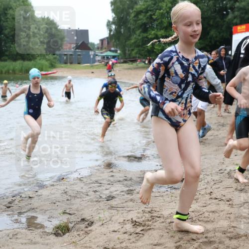 21.06.2025 - 27. Vierlanden-Triathlon Lena Gebhardt http://msf.ph/oto/8046717 15.06.2025 15:01:47 Schwimmen  meine-sportfotos.de