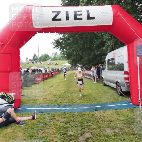 21.06.2025 - 27. Vierlanden-Triathlon MichiJ http://msf.ph/oto/8046727 15.06.2026 14:06:06 Ziel 209, 229 meine-sportfotos.de