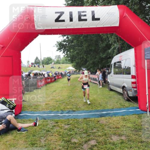 21.06.2025 - 27. Vierlanden-Triathlon MichiJ http://msf.ph/oto/8046729 15.06.2026 14:06:06 Ziel 209, 229 meine-sportfotos.de