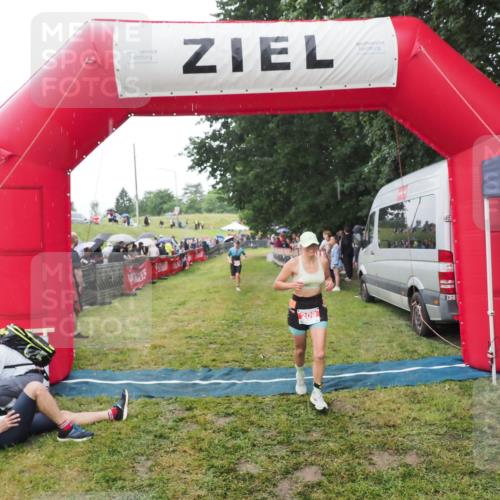 21.06.2025 - 27. Vierlanden-Triathlon MichiJ http://msf.ph/oto/8046737 15.06.2026 14:06:07 Ziel 209, 229 meine-sportfotos.de