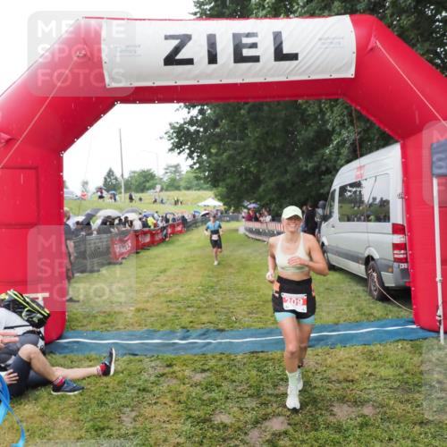 21.06.2025 - 27. Vierlanden-Triathlon MichiJ http://msf.ph/oto/8046743 15.06.2026 14:06:07 Ziel 209, 229 meine-sportfotos.de
