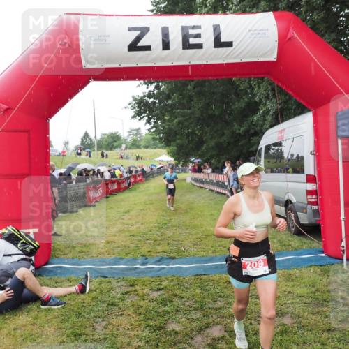 21.06.2025 - 27. Vierlanden-Triathlon MichiJ http://msf.ph/oto/8046747 15.06.2026 14:06:08 Ziel 209, 229 meine-sportfotos.de