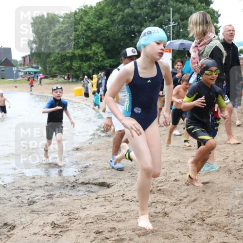 21.06.2025 - 27. Vierlanden-Triathlon Lena Gebhardt http://msf.ph/oto/8046748 15.06.2025 15:01:48 Schwimmen  meine-sportfotos.de