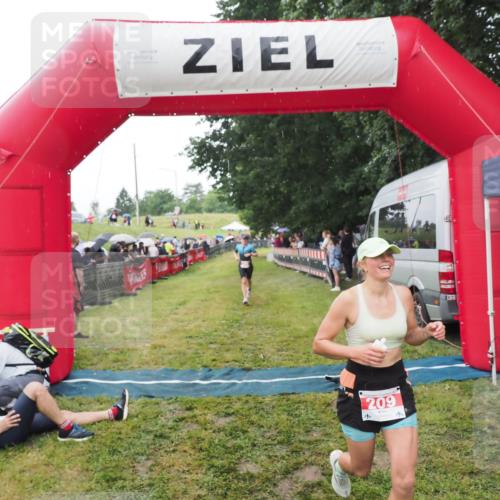 21.06.2025 - 27. Vierlanden-Triathlon MichiJ http://msf.ph/oto/8046749 15.06.2026 14:06:08 Ziel 209, 229 meine-sportfotos.de