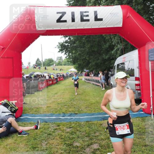 21.06.2025 - 27. Vierlanden-Triathlon MichiJ http://msf.ph/oto/8046751 15.06.2026 14:06:08 Ziel 209, 229 meine-sportfotos.de