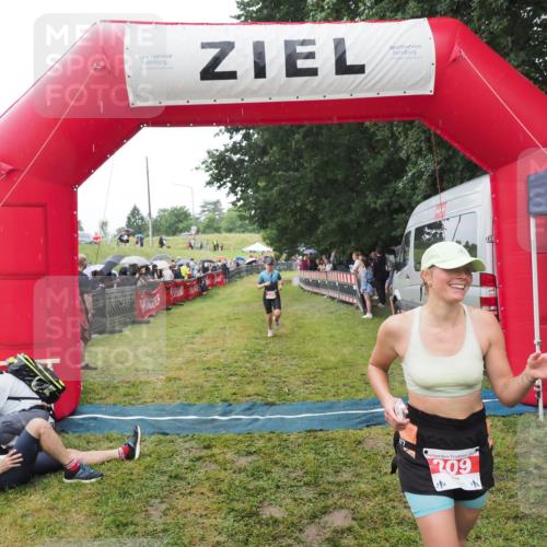 21.06.2025 - 27. Vierlanden-Triathlon MichiJ http://msf.ph/oto/8046753 15.06.2026 14:06:08 Ziel 209, 229 meine-sportfotos.de