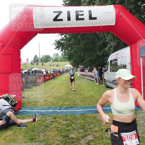 21.06.2025 - 27. Vierlanden-Triathlon MichiJ http://msf.ph/oto/8046755 15.06.2026 14:06:08 Ziel 209, 229 meine-sportfotos.de