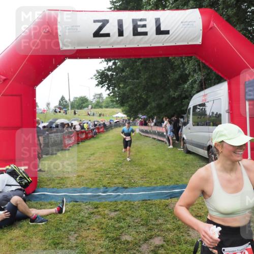 21.06.2025 - 27. Vierlanden-Triathlon MichiJ http://msf.ph/oto/8046757 15.06.2026 14:06:08 Ziel 209, 229 meine-sportfotos.de