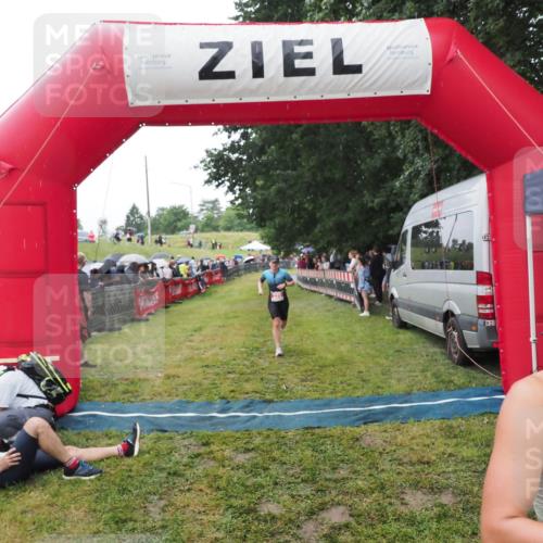 21.06.2025 - 27. Vierlanden-Triathlon MichiJ http://msf.ph/oto/8046759 15.06.2026 14:06:09 Ziel 209, 229 meine-sportfotos.de