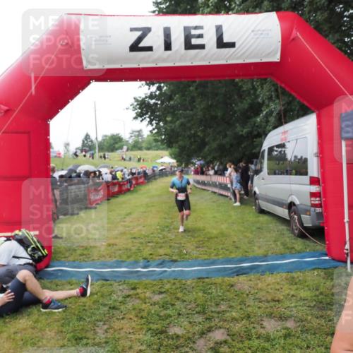 21.06.2025 - 27. Vierlanden-Triathlon MichiJ http://msf.ph/oto/8046761 15.06.2026 14:06:09 Ziel 209, 229 meine-sportfotos.de