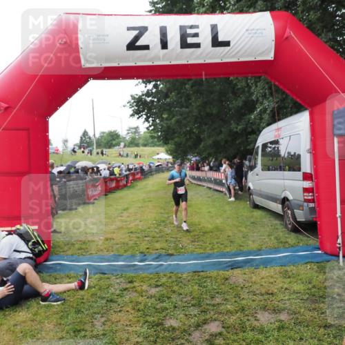 21.06.2025 - 27. Vierlanden-Triathlon MichiJ http://msf.ph/oto/8046764 15.06.2026 14:06:09 Ziel 209, 229 meine-sportfotos.de
