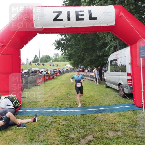 21.06.2025 - 27. Vierlanden-Triathlon MichiJ http://msf.ph/oto/8046772 15.06.2026 14:06:09 Ziel 209, 229 meine-sportfotos.de