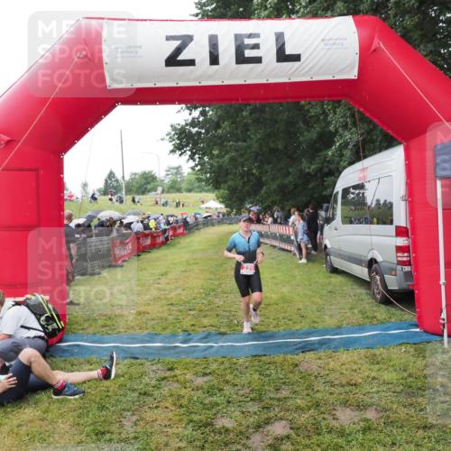 21.06.2025 - 27. Vierlanden-Triathlon MichiJ http://msf.ph/oto/8046774 15.06.2026 14:06:09 Ziel 209, 229 meine-sportfotos.de