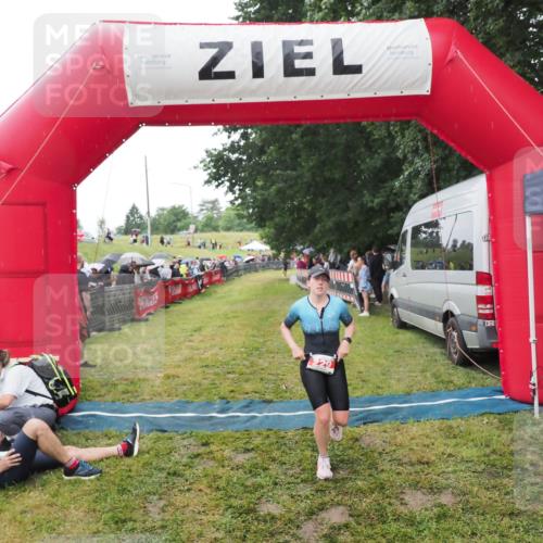 21.06.2025 - 27. Vierlanden-Triathlon MichiJ http://msf.ph/oto/8046782 15.06.2026 14:06:10 Ziel 209, 229 meine-sportfotos.de