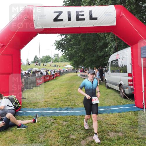 21.06.2025 - 27. Vierlanden-Triathlon MichiJ http://msf.ph/oto/8046786 15.06.2026 14:06:10 Ziel 209, 229 meine-sportfotos.de