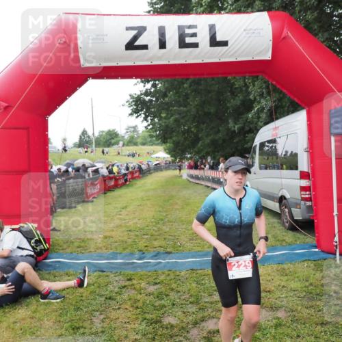 21.06.2025 - 27. Vierlanden-Triathlon MichiJ http://msf.ph/oto/8046793 15.06.2026 14:06:11 Ziel 209, 229 meine-sportfotos.de