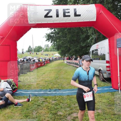 21.06.2025 - 27. Vierlanden-Triathlon MichiJ http://msf.ph/oto/8046795 15.06.2026 14:06:11 Ziel 209, 229 meine-sportfotos.de