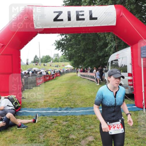 21.06.2025 - 27. Vierlanden-Triathlon MichiJ http://msf.ph/oto/8046799 15.06.2026 14:06:11 Ziel 209, 229 meine-sportfotos.de