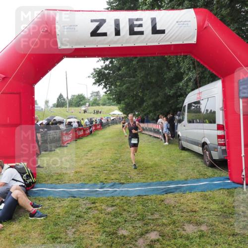 21.06.2025 - 27. Vierlanden-Triathlon MichiJ http://msf.ph/oto/8046808 15.06.2026 14:06:27 Ziel 926 meine-sportfotos.de