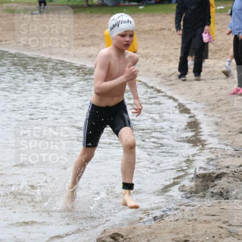 21.06.2025 - 27. Vierlanden-Triathlon Lena Gebhardt http://msf.ph/oto/8046809 15.06.2025 15:01:52 Schwimmen  meine-sportfotos.de