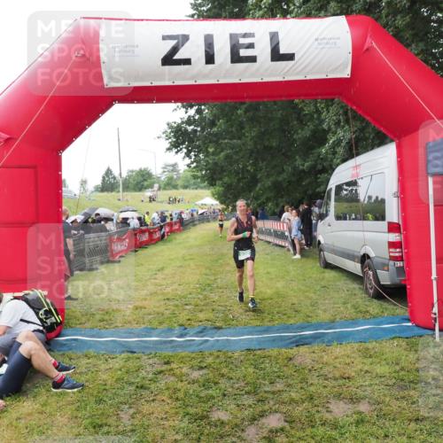 21.06.2025 - 27. Vierlanden-Triathlon MichiJ http://msf.ph/oto/8046812 15.06.2026 14:06:27 Ziel 926 meine-sportfotos.de