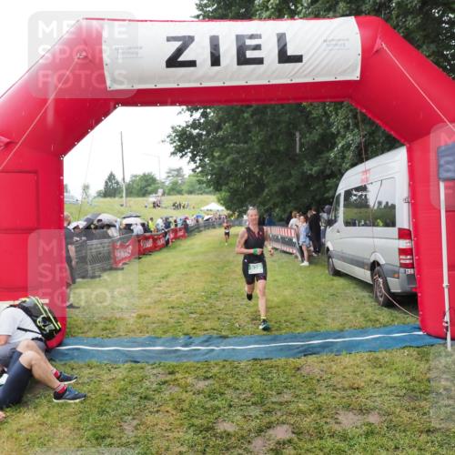 21.06.2025 - 27. Vierlanden-Triathlon MichiJ http://msf.ph/oto/8046814 15.06.2026 14:06:27 Ziel 926 meine-sportfotos.de