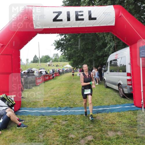 21.06.2025 - 27. Vierlanden-Triathlon MichiJ http://msf.ph/oto/8046819 15.06.2026 14:06:28 Ziel 926 meine-sportfotos.de