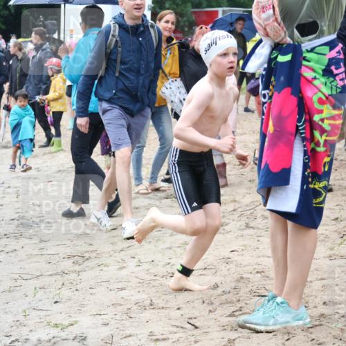 21.06.2025 - 27. Vierlanden-Triathlon Lena Gebhardt http://msf.ph/oto/8046823 15.06.2025 15:01:54 Schwimmen  meine-sportfotos.de