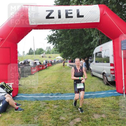 21.06.2025 - 27. Vierlanden-Triathlon MichiJ http://msf.ph/oto/8046824 15.06.2026 14:06:28 Ziel 926 meine-sportfotos.de