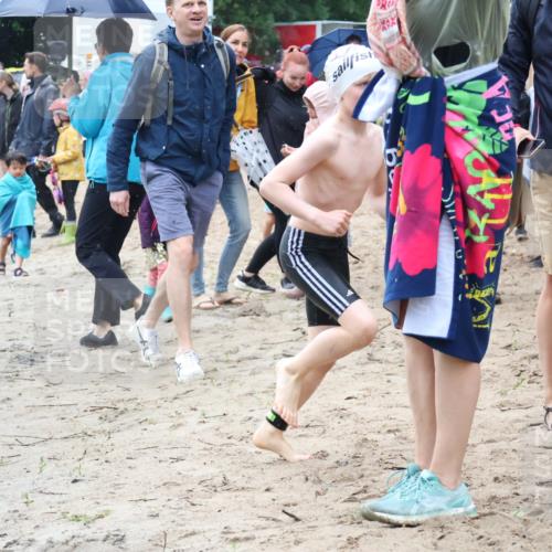 21.06.2025 - 27. Vierlanden-Triathlon Lena Gebhardt http://msf.ph/oto/8046827 15.06.2025 15:01:54 Schwimmen  meine-sportfotos.de
