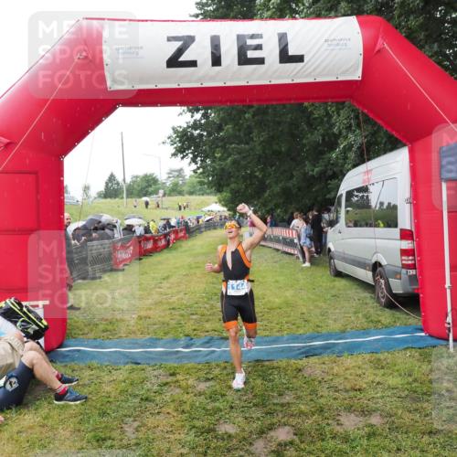 21.06.2025 - 27. Vierlanden-Triathlon MichiJ http://msf.ph/oto/8046836 15.06.2026 14:06:33 Ziel 926, 1144 meine-sportfotos.de