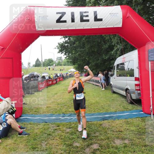 21.06.2025 - 27. Vierlanden-Triathlon MichiJ http://msf.ph/oto/8046840 15.06.2026 14:06:34 Ziel 926, 1144 meine-sportfotos.de
