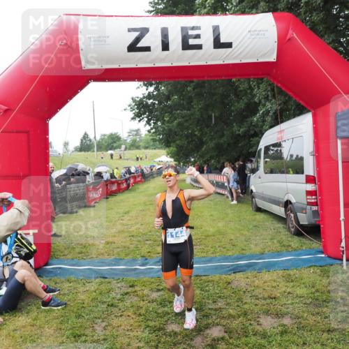21.06.2025 - 27. Vierlanden-Triathlon MichiJ http://msf.ph/oto/8046845 15.06.2026 14:06:34 Ziel 926, 1144 meine-sportfotos.de