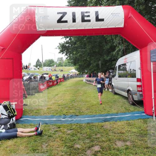 21.06.2025 - 27. Vierlanden-Triathlon MichiJ http://msf.ph/oto/8046847 15.06.2026 14:07:01 Ziel 900 meine-sportfotos.de